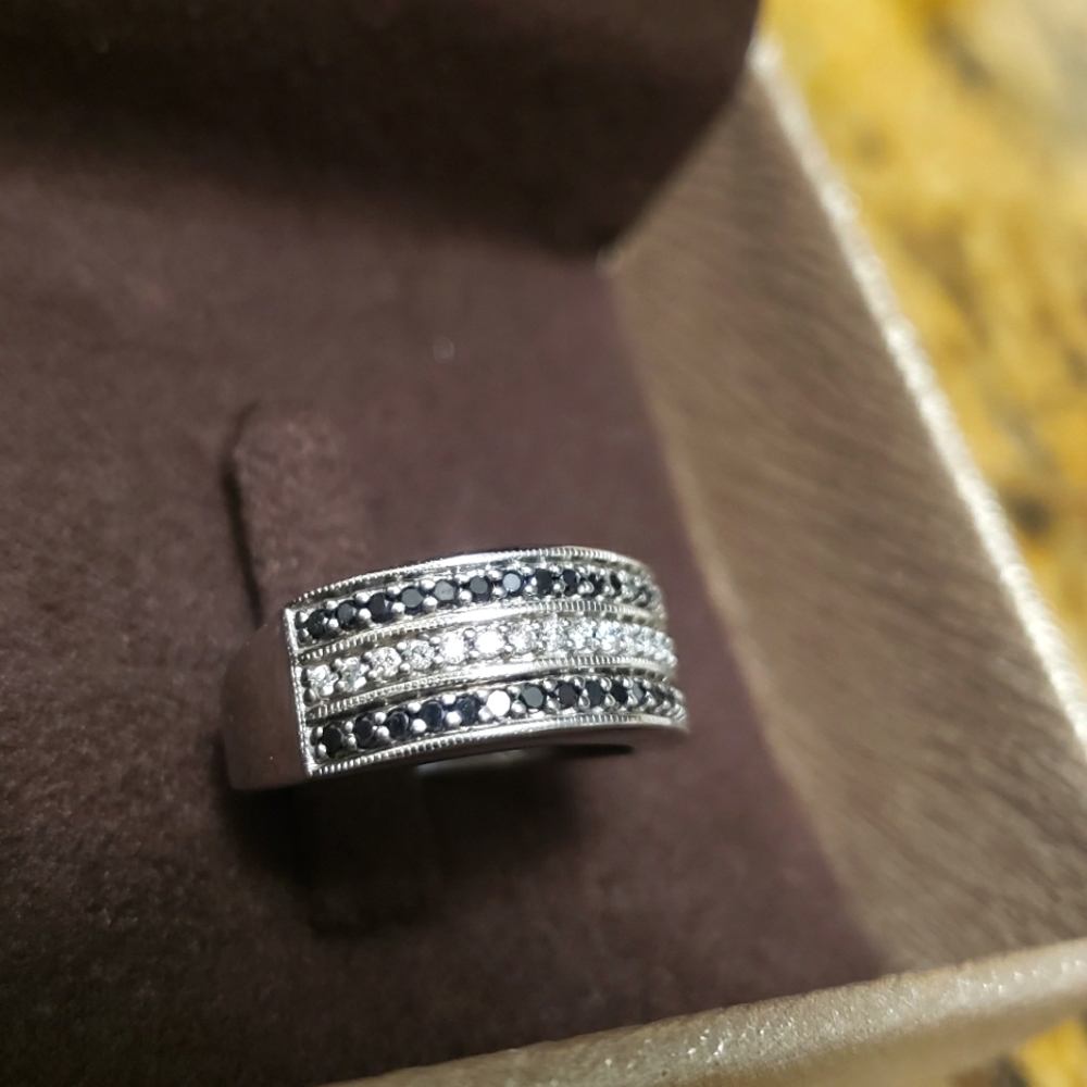 Zales 10k gold 1/2 ct diamond band - Picture 6 of 6